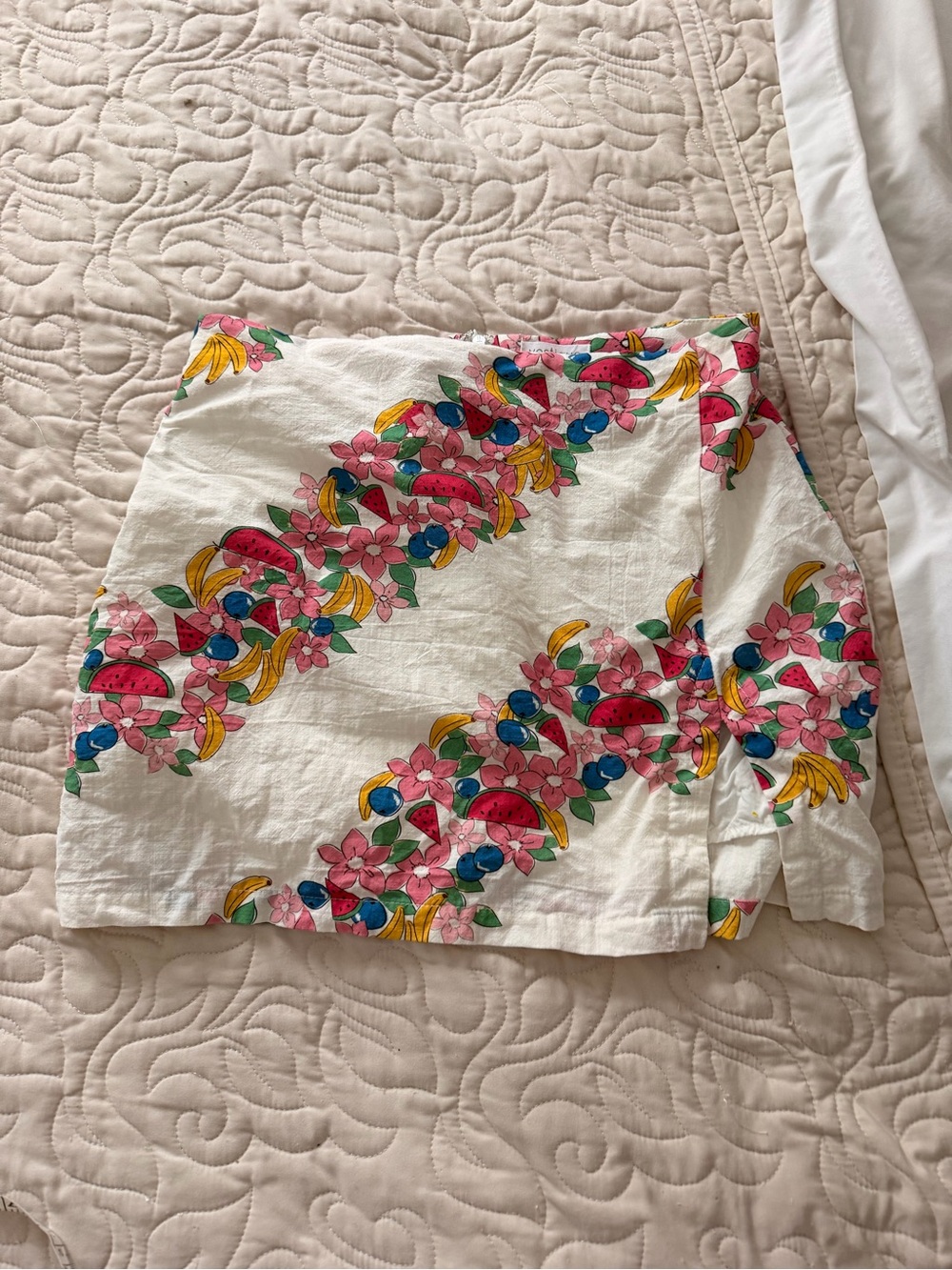 Vestique White Floral Fruit Print Mini Skirt Size Medium